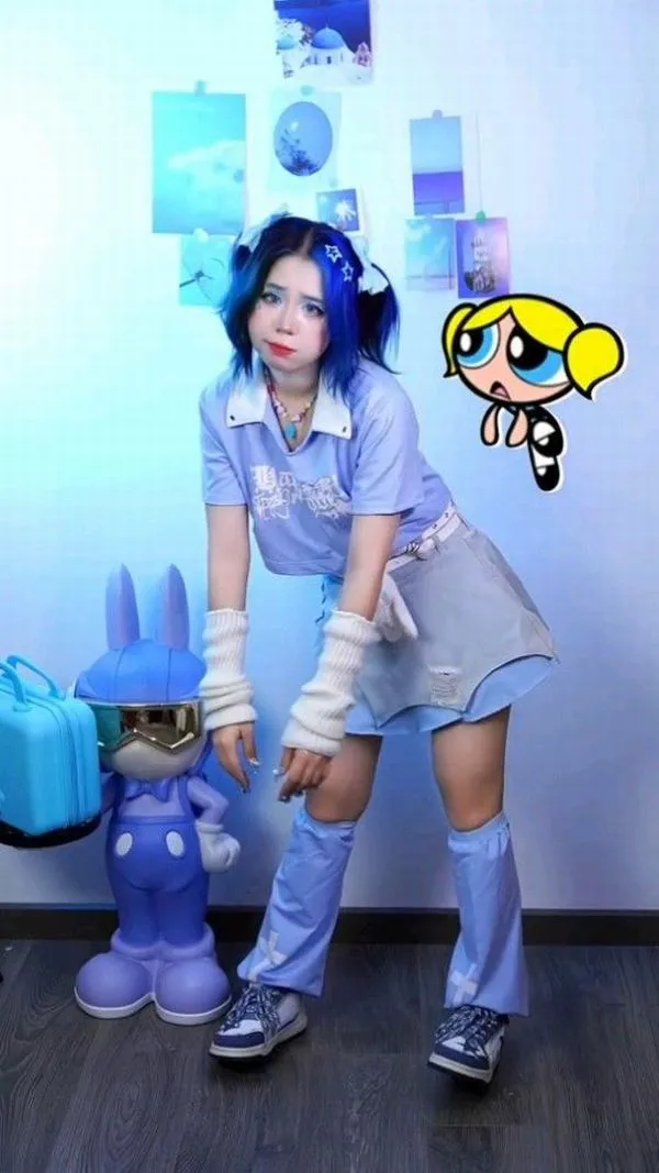 Simmy chụp full body trong phòng phối đồ tôn dáng đùi thon tạo vibe năng động đúng chất gamer