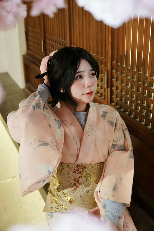 Trúc Đào mặc kimono mỏng nhẹ tóc búi hờ gương mặt mềm làn da mướt nhìn rất sang