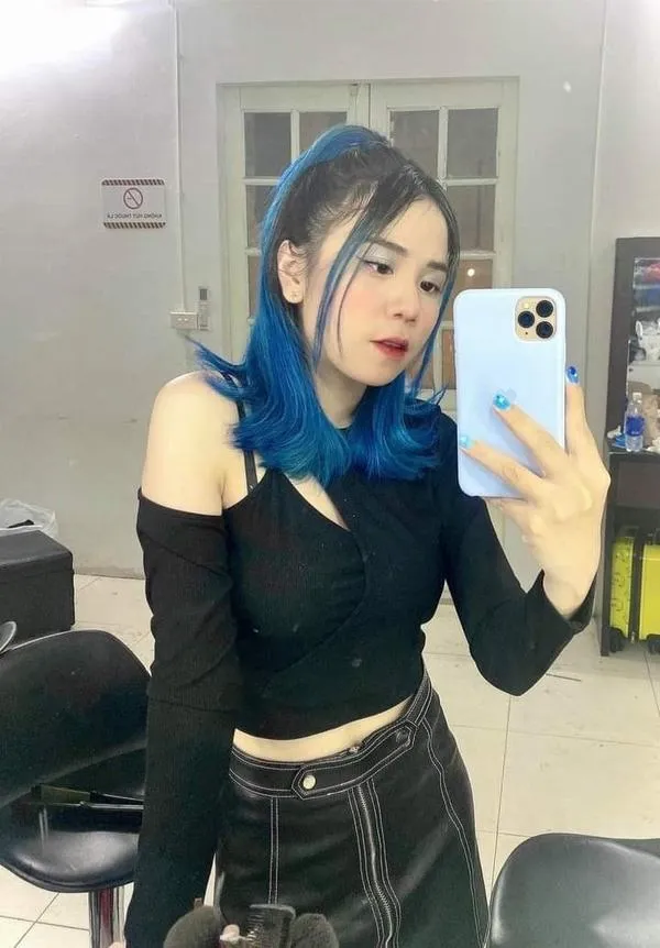 Simmy selfie gương áo trễ vai khoe bờ vai mịn và vòng eo nhỏ ánh mắt hơi lạnh