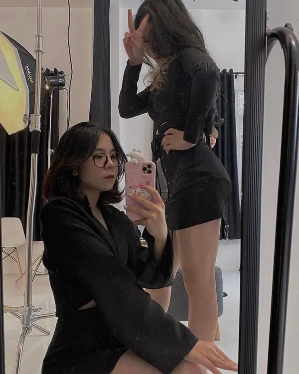 Tiểu Đào chụp gương outfit đen tôn đường cong chân dài dáng đứng tự tin đầy lôi cuốn