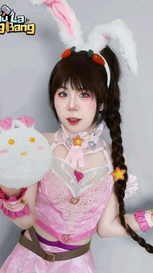 Simmy cosplay tai thỏ váy hồng má hây da trắng nhìn ngọt nhưng vẫn gợi cảm vừa đủ
