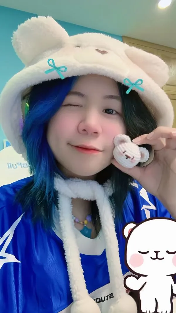 Simmy mặc áo xanh đội mũ lạ selfie cận mặt da mịn môi hồng nhìn vừa nghịch vừa duyên