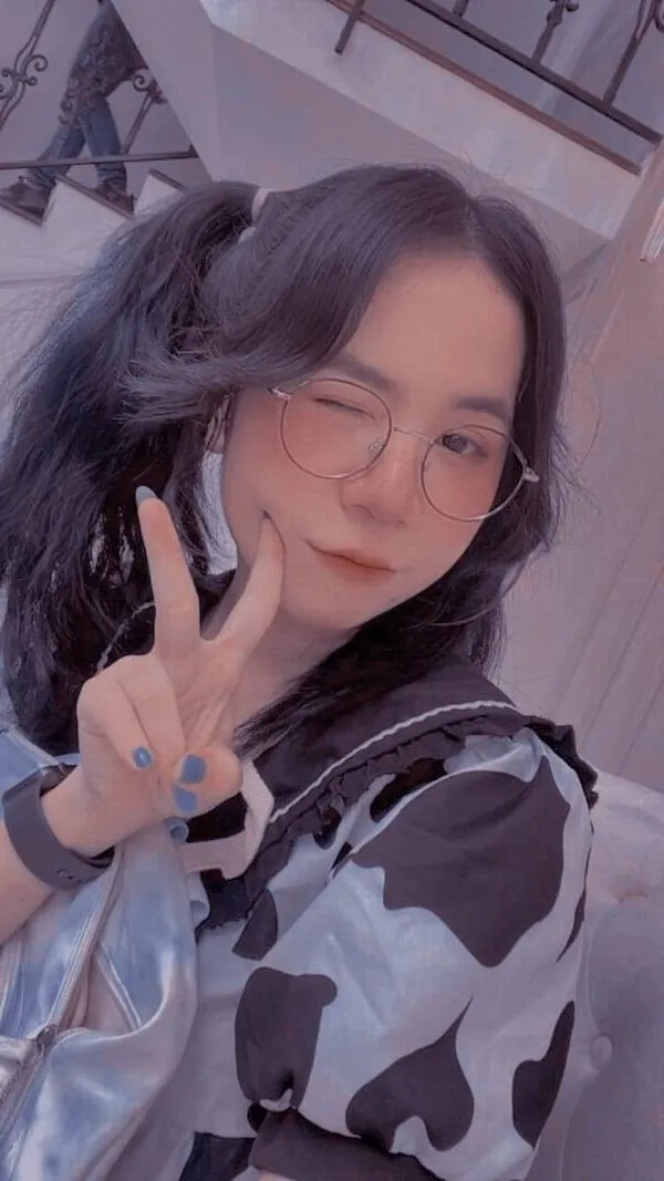 Tiểu Đào pose dáng trước gương tóc xõa gương mặt hiền ánh sáng mờ làm khung hình mềm