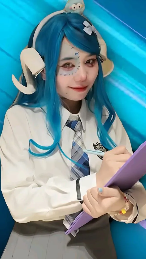 Trúc Đào tóc xanh chụp cận nghiêng nhẹ gò má nổi bật thần thái dịu mà gợi cảm