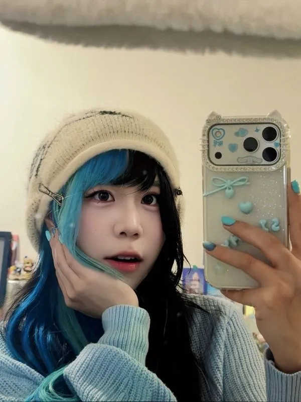 Simmy đội mũ len selfie gương làm nổi đôi mắt và làn da trắng mịn nhìn rất cuốn