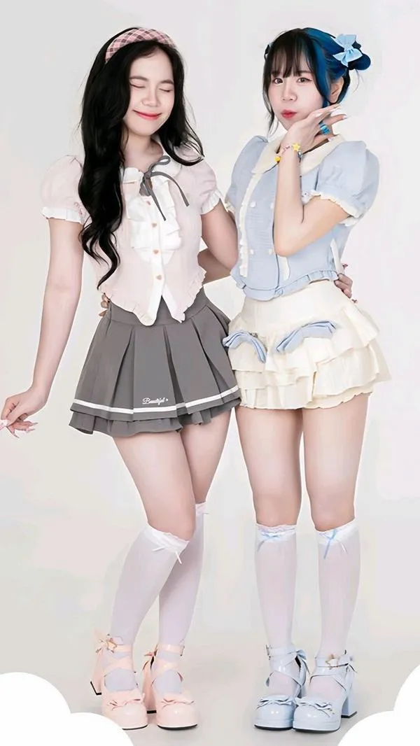 Simmy đứng cạnh bạn trong set đồ học đường chân dài dáng nhỏ xinh nhìn tinh khôi mà hút