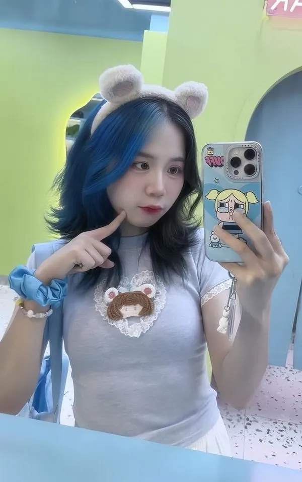 Trúc Đào selfie trước gương tóc xanh ngắn ôm mặt da mịn môi hồng nhìn rất quyến rũ