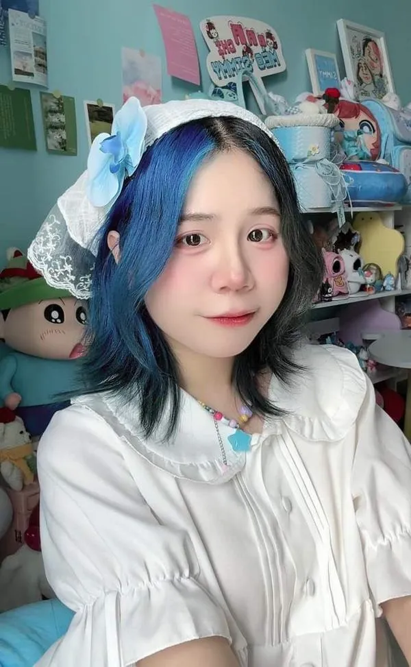 Góc chụp Simmy lên ánh sáng dịu tôn da mướt đường cong vai cổ nhìn sang kiểu gái đẹp