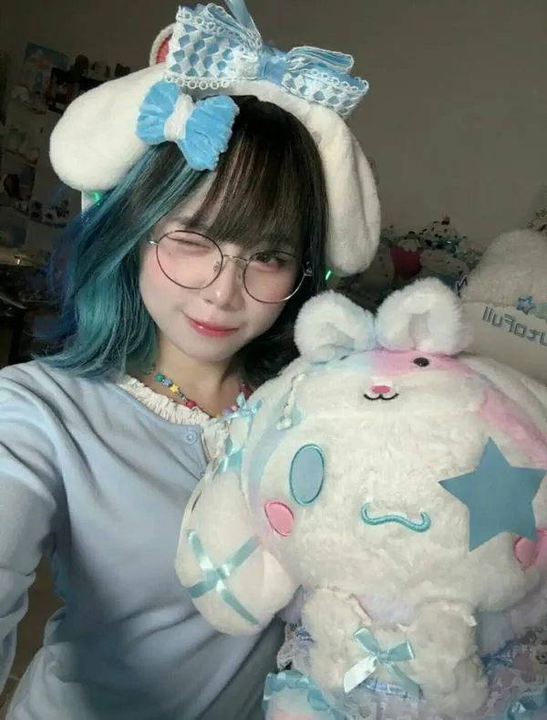 Trúc Đào đeo kính cận ôm gấu bông da trắng mướt nụ cười duyên khiến ai cũng say