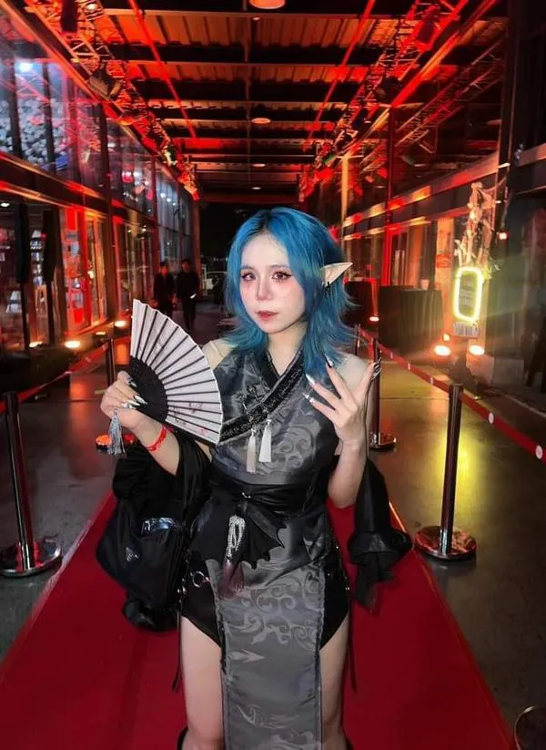 Vibe Trúc Đào đứng giữa hành lang đỏ concept mạnh nụ cười khẽ làm nàng thơ bỗng táo bạo