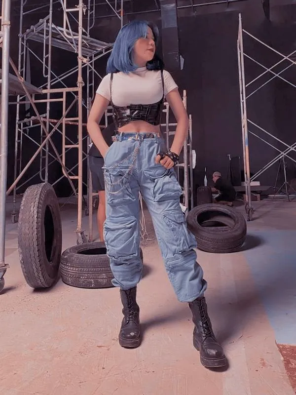 Khung hình Simmy phối đồ cá tính khoe cặp đùi thon trên sân khấu thiếu nữ mà thần thái chín hẳn