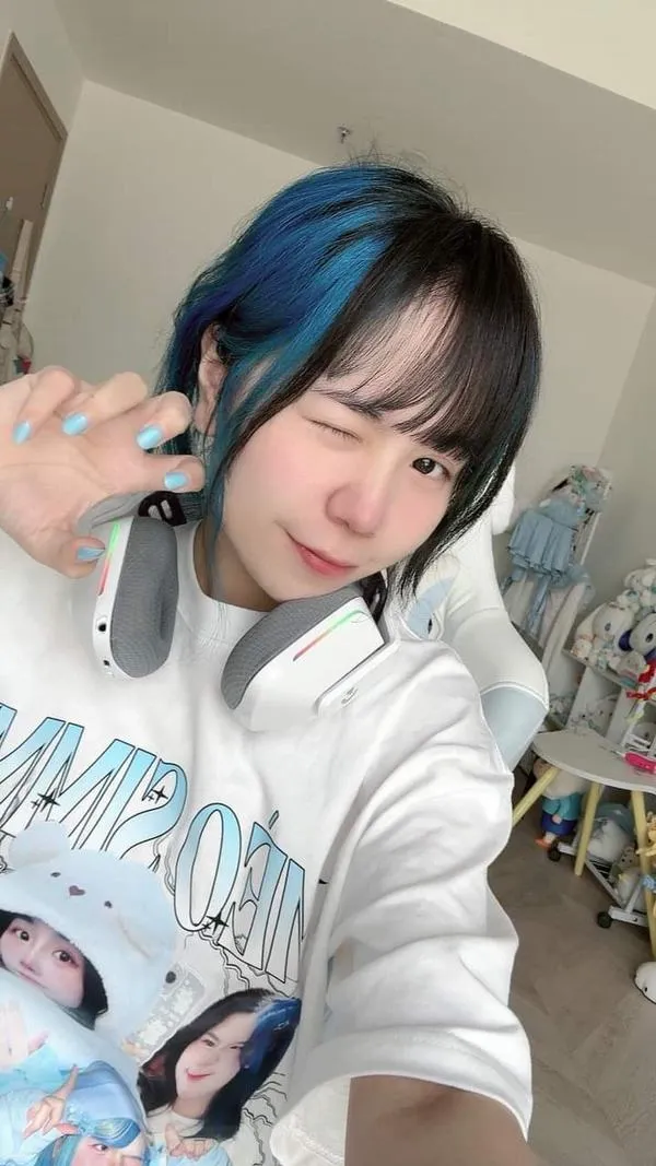 Tấm này Tiểu Đào selfie áo rộng tóc xanh ôm má pose dáng tinh tế khiến ai cũng nhìn cô gái