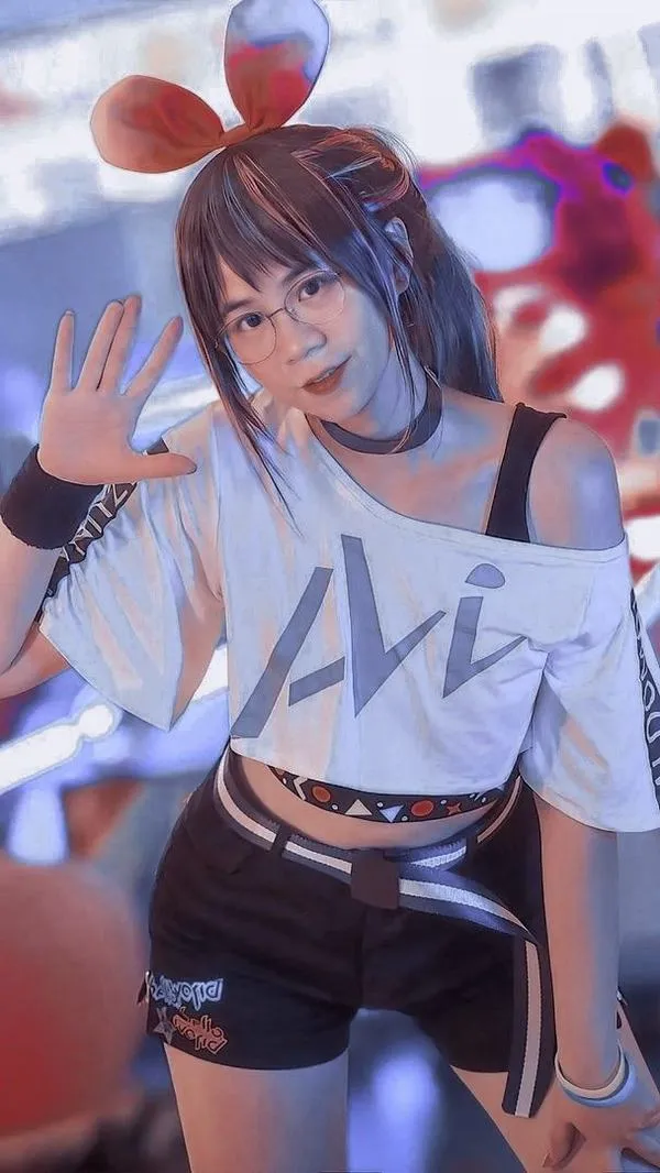 Trúc Đào diện áo thể thao dáng đứng tự tin vai thon eo gọn nhìn vừa dễ thương vừa nghịch ngợm