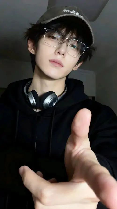 42 Ảnh trai ngồi tựa lan can ban công, áo khoác mỏng mở nhẹ theo gió và tóc rơi lòa xòa trước trán, bức ảnh có ánh sáng dịu, tạo nét đẹp thư sinh pha lạnh, rất hợp hình tượng nam thần ít nói mà cuốn