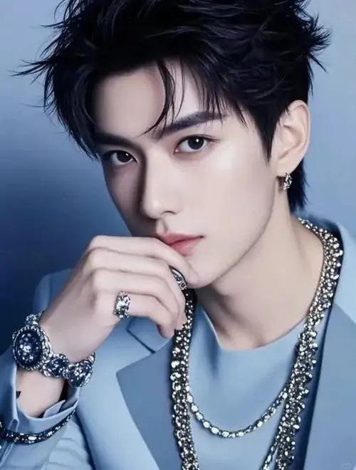 43 Cậu bạn mặc áo len dày đi giữa lối hẹp ngày lạnh, hai tay giấu túi và bước chân chậm, khung cảnh giản dị làm nổi rõ nét mặt bình tĩnh, kiểu ảnh này thiên về sự mạnh mẽ kín đáo hơn là phô diễn