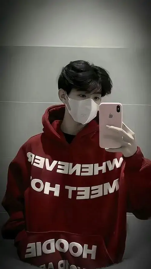 45 Anh chàng đứng cạnh cửa kính buổi đêm, áo khoác đen phản sáng nhẹ và tóc được vuốt rối có chủ ý, ánh nhìn chéo đầy tập trung khiến tổng thể thêm sắc, đây là kiểu ảnh hợp gu người mê vẻ ngầu tinh gọn