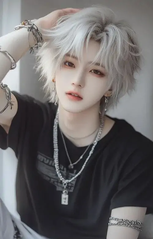 46 Khoảnh khắc nam thần ghi lại cậu trai tựa tường trắng, sơ mi sáng mở cổ và cổ tay đeo phụ kiện mảnh, ánh sáng mềm làm biểu cảm dịu hơn, bức hình vừa lịch thiệp vừa đủ sexy để tạo điểm nhớ riêng