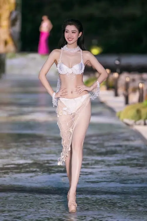 12 Ảnh mẫu với bikini trắng trên lối đi ngoài trời làm bật thần thái tự tin và vẻ đẹp thanh mảnh rất bắt mắt