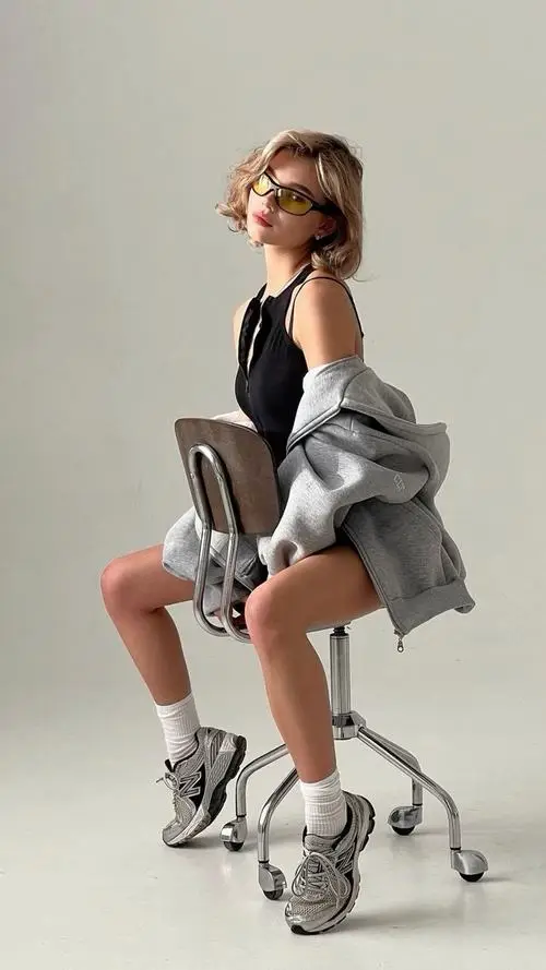 17 Hình người mẫu ngồi trên ghế trong trang phục ánh kim gợi vẻ sang chảnh và nét hấp dẫn của một nàng thơ