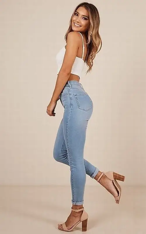 34 Ảnh người mẫu mặc áo trắng cùng quần jeans xanh nhạt khoe vóc dáng thanh mảnh và khí chất nhẹ nhàng