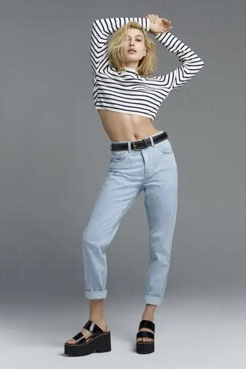 36 Ảnh mẫu phối áo kẻ ôm sát với quần jeans sáng màu tạo cảm giác trẻ trung và sức hút rất tự nhiên