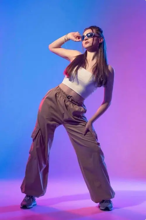 37 Bộ ảnh thời trang dưới ánh tím xanh làm nổi bật cô gái mặc đồ rộng cá tính với dáng chụp đầy mê hoặc