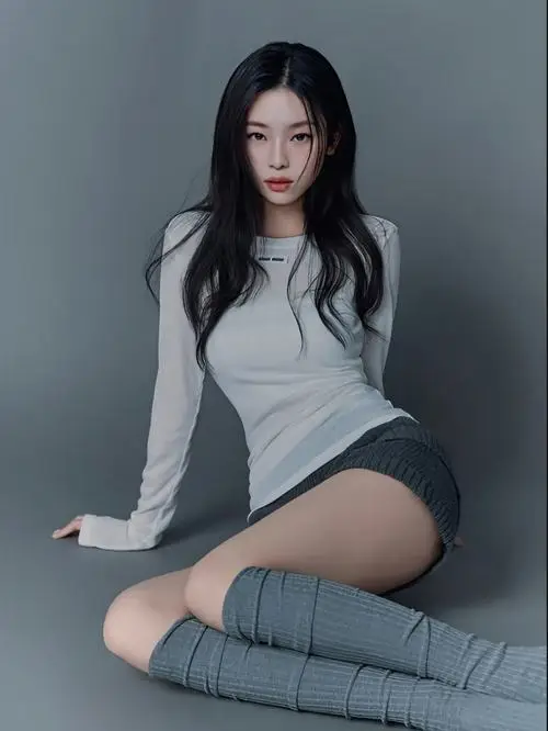 38 Ảnh chân dung thời trang cô nàng ngồi trên sàn trong set xám ôm dáng gợi nét đẹp lạnh và cuốn hút