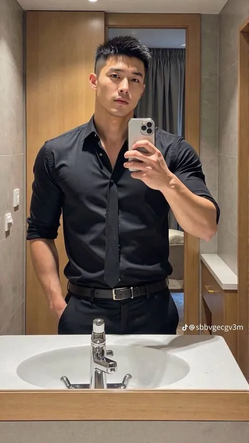 27 Soái ca mặc sơ mi đen ôm dáng chụp gương trong không gian kín tạo cảm giác mạnh mẽ gọn gàng và cuốn hút