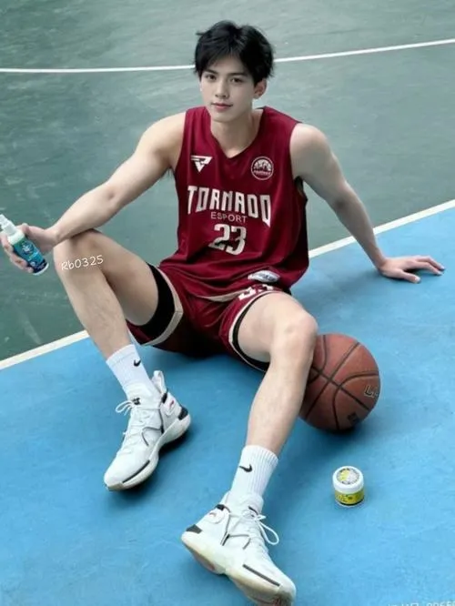 35 Bộ ảnh male model phong cách streetwear với hoodie, jogger và vẻ đẹp hiện đại