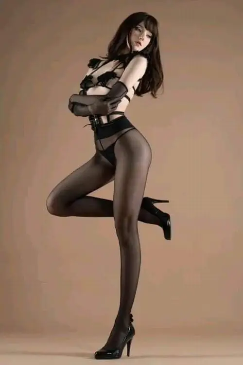 5 Ảnh thời trang nội y với tất đen và giày cao gót gợi nét cá tính táo bạo nhưng vẫn giữ vẻ nữ tính