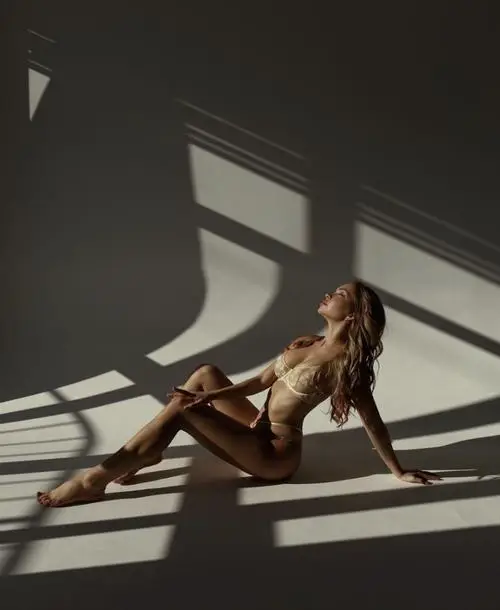 13 Ảnh quảng bá nội y trong studio đổ bóng mạnh khiến đường cong cơ thể thêm nổi bật và tổng thể trở nên cuốn mắt