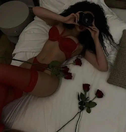 23 Ảnh quảng bá nội y đỏ trên giường kết hợp hoa hồng tạo sắc thái quyến rũ và gần gũi đầy mê hoặc