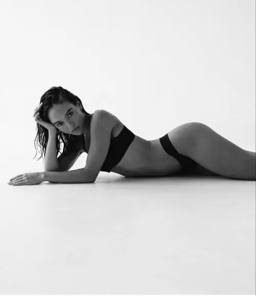 7 Ảnh thời trang nội y đen trắng với dáng nằm nghiêng mềm mại tôn đường cong nữ tính và cảm giác thanh lịch đầy mê hoặc