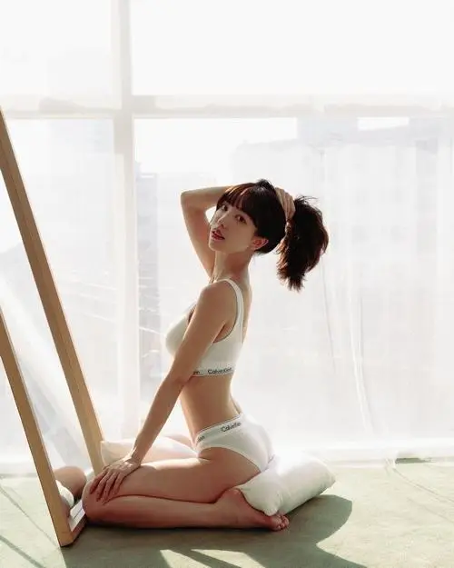 30 Bộ ảnh nội y nghệ thuật bên cửa sổ trắng ghi lại dáng quỳ mềm mại cùng vẻ đẹp hình thể rất dịu dàng