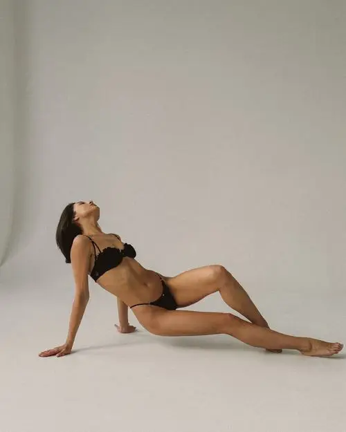 8 Ảnh quảng bá nội y bắt trọn khoảnh khắc tựa tay ra sau giúp vóc dáng thêm gợi cảm và nổi bật đường cắt ôm dáng