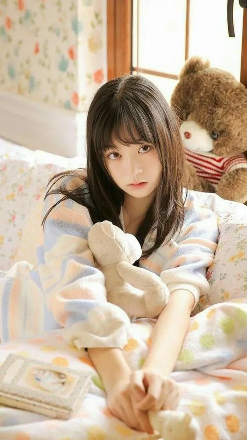 10 Bộ ảnh đồng phục mang sắc ấm với cô gái tựa bên gối bông mái tóc mềm và gương mặt trong veo rất dễ gây thương nhớ