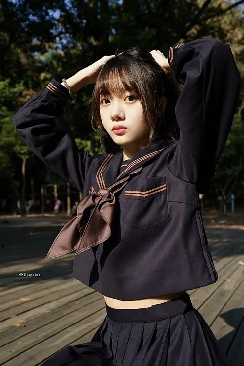 13 Bộ ảnh đồng phục với cô nàng tóc ngắn mặc áo tối đưa tay lên đầu tạo vẻ cá tính mà vẫn giữ nét mềm của tuổi học trò