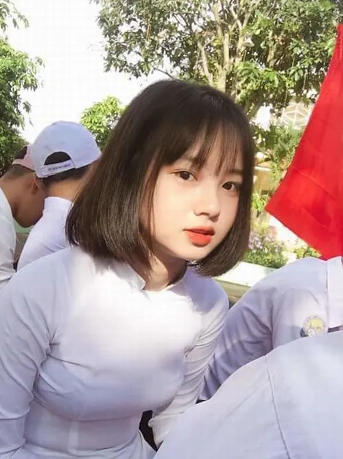 15 Ảnh học đường chụp cận cô gái áo dài trắng giữa đám đông gương mặt sáng nụ cười nhẹ tạo cảm giác rất gần và thật