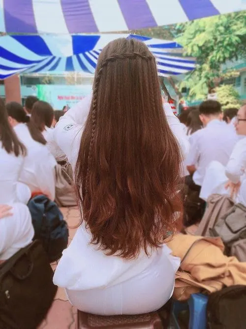 22 Bộ ảnh đồng phục chụp từ sau lưng cô nàng tóc dài thẳng giữa đám đông làm nổi bật mái tóc và dáng đứng mềm