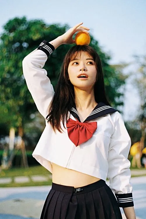 23 Ảnh nữ sinh thanh xuân với cô gái mặc đồng phục thủy thủ tạo dáng giữa nắng nhẹ biểu cảm sáng và gương mặt rất thu hút