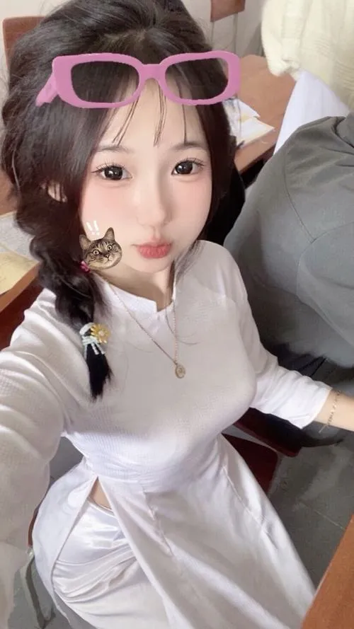 26 Cô nàng ngồi nghiêng với kính hồng trên đầu váy trắng ôm dáng tạo vẻ tinh nghịch và ngọt như nắng sớm