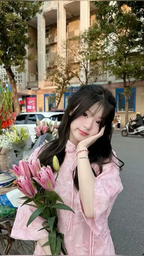 3 Bộ ảnh đồng phục với cô nàng áo hồng ôm bó hoa đứng giữa sân vắng ánh nhìn mềm mại làm khung hình thêm mộng mơ