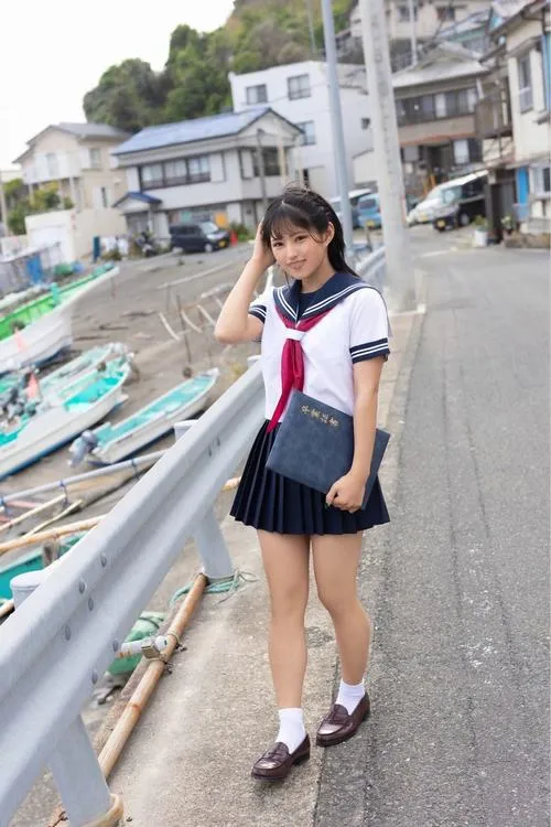 5 Ảnh nữ sinh thanh xuân bắt trọn cô gái mặc đồng phục thủy thủ đứng bên lan can thành phố dáng nhỏ xinh và đầy sức sống