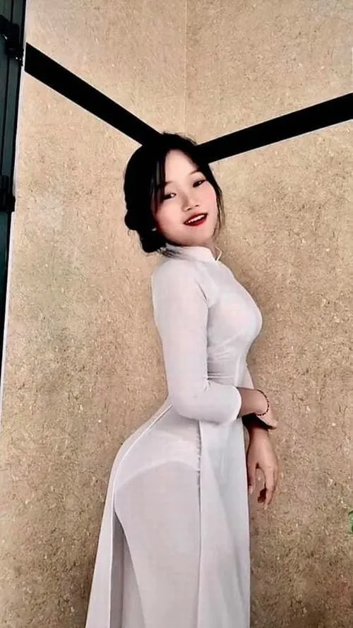 7 Bộ ảnh kỷ yếu nữ sinh với tà áo dài trắng ôm dáng trước nền tường tạo nét mềm mại và ánh mắt rất cuốn hút