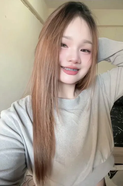 32 Ảnh nữ sinh thanh xuân chụp cận gương mặt cô nàng tóc dài mặc áo sáng nụ cười hiền và làn da làm khung hình dịu lại