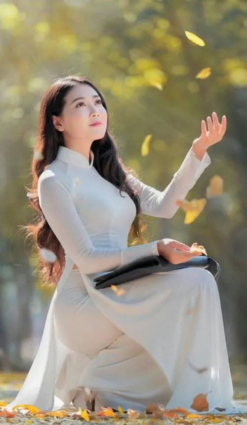 34 Bộ ảnh kỷ yếu nữ sinh ghi lại cô gái ngồi dưới nắng vàng tà áo dài trắng buông nhẹ mang vẻ mơ màng đầy cảm xúc