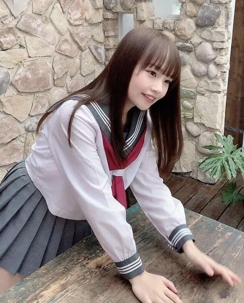 9 Gái đẹp tựa bậc đá trong áo sơ mi hồng chân váy xám tóc dài thẳng nhìn hiền và thanh lịch