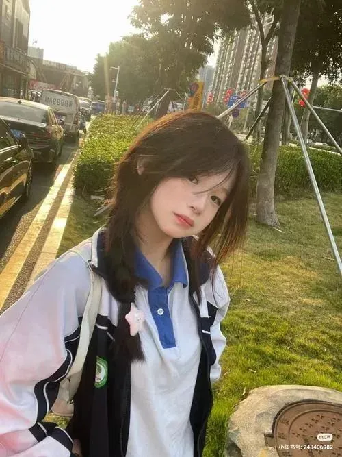 13 Hot girl đứng cạnh đường ray nhỏ tóc nâu bay nhẹ cùng nơ cổ xanh tạo cảm giác trong veo