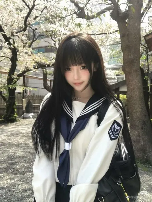 14 Mỹ nhân dưới tán anh đào diện seifuku trắng đen ánh mắt trầm khiến khung hình mềm và thơ