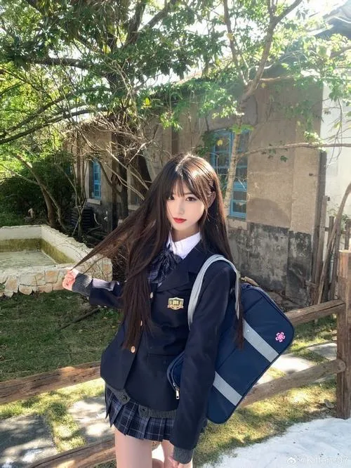 1 Ảnh gái xinh tóc dài mặc blazer xanh ôm cặp đứng dưới nắng sân trường vẻ thanh xuân dịu mắt